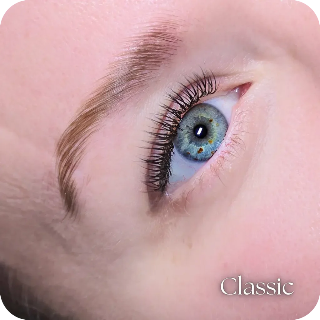 Primer plano de ojos con extensiones de pestañas clásicas en Playa del Carmen