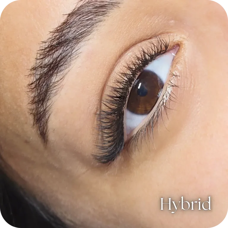 Ojos cautivadores con extensiones de pestañas híbridas en Playa del Carmen