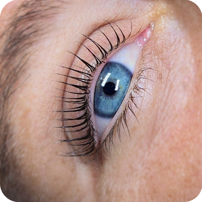 Pestañas levantadas con lash lifting en Playa del Carmen