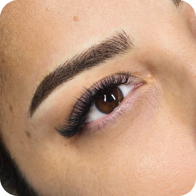 Cejas con técnica latinbrows en Playa del Carmen