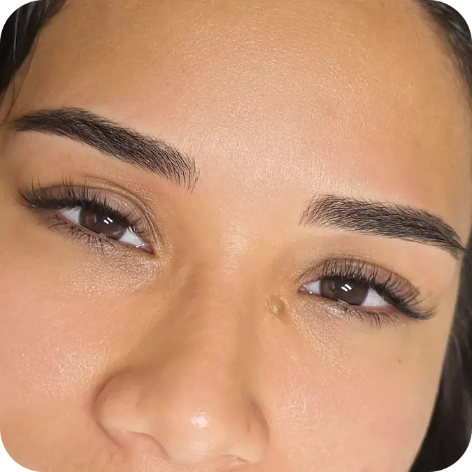 Cejas diseñadas con microblading en Playa del Carmen