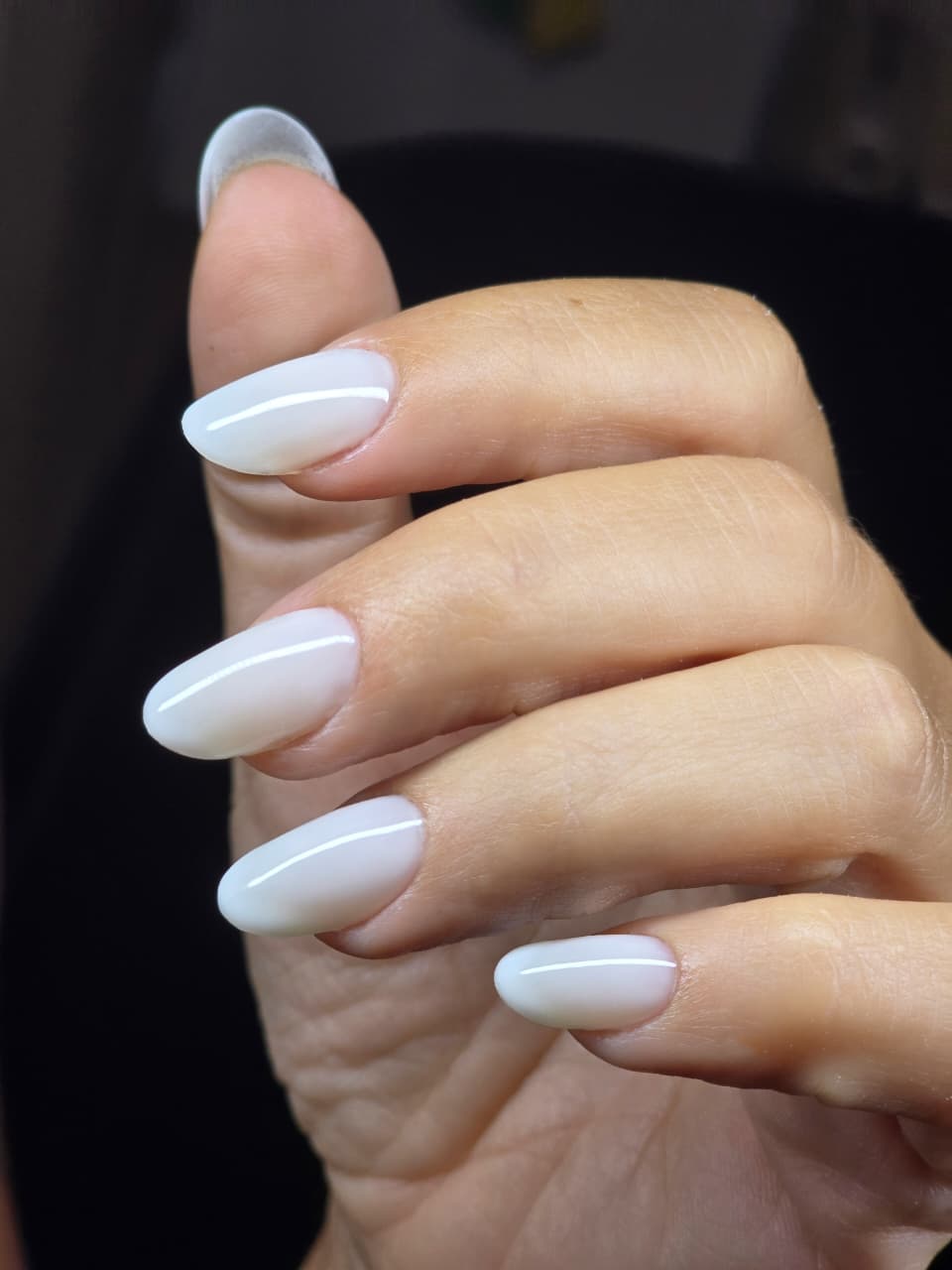 Manicura y pedicura profesional en Playa del Carmen con acabado elegante y cuidado de la uña natural.