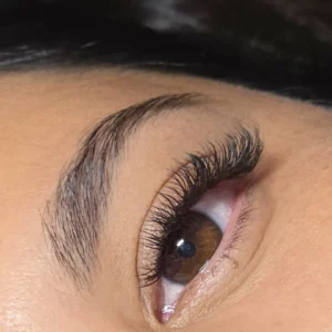 ¿Se pueden mojar las extensiones de pestañas? Cómo lavarlas y cuidarlas