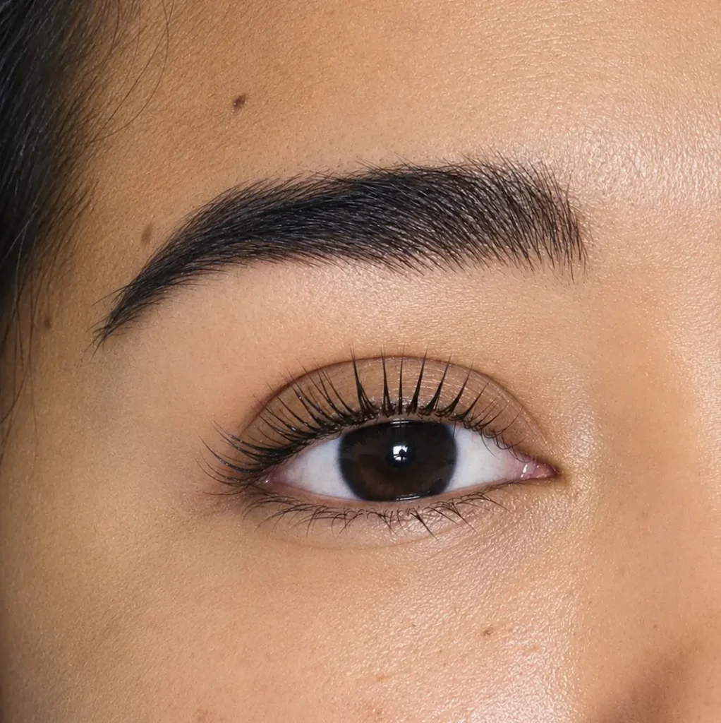 Micropigmentación de cejas con resultado natural en LOVEL BEAUTY