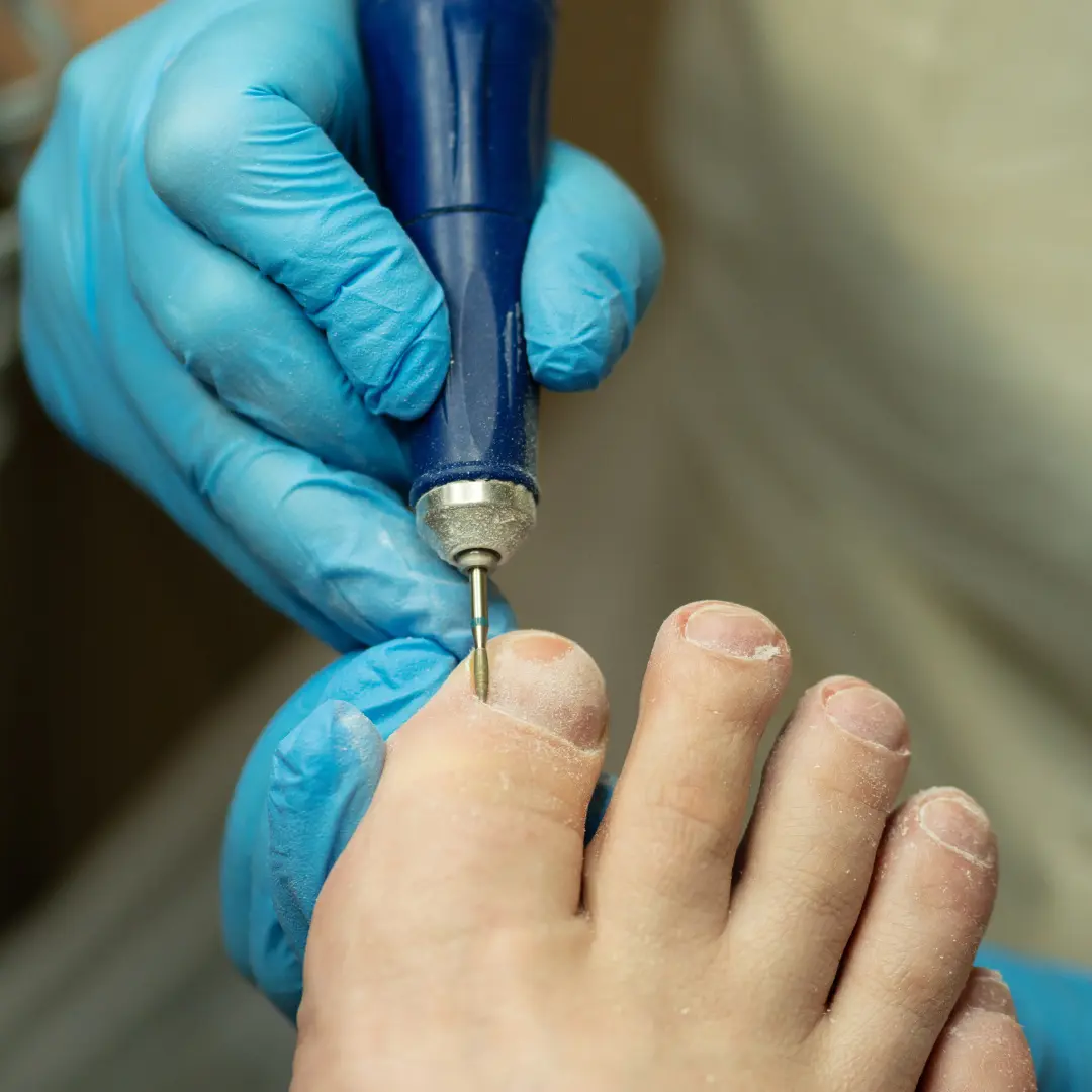 Pedicure en seco realizado con herramientas de precisión en LOVEL BEAUTY
