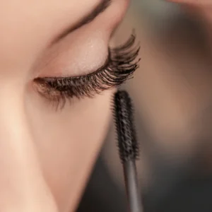 ¿Puedo usar rímel o pestañas postizas con extensiones de pestañas?