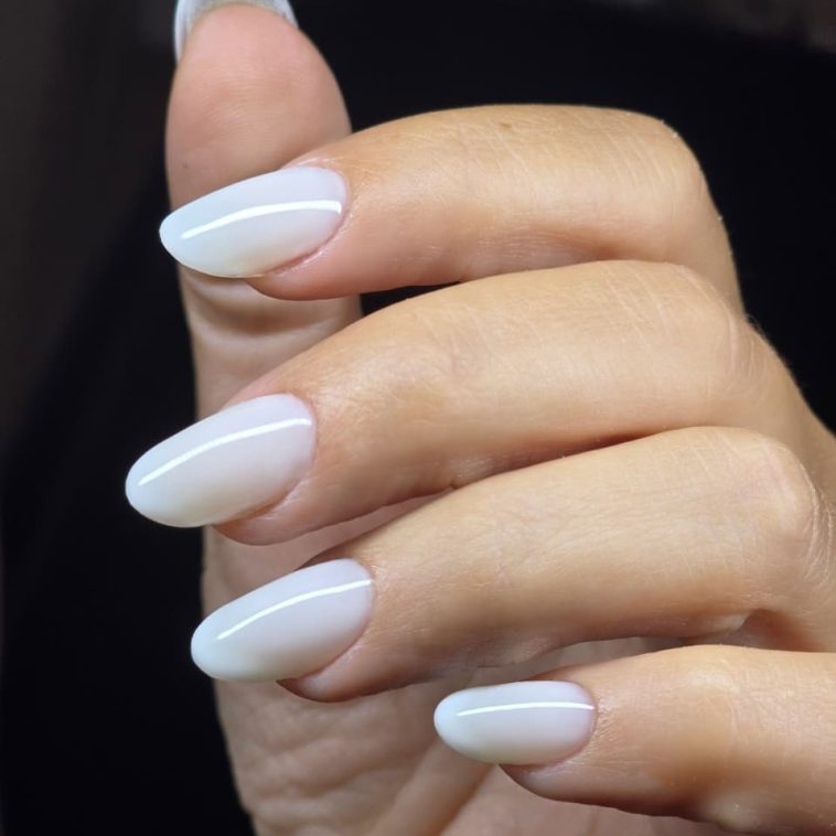 Manicura y pedicura profesional en Playa del Carmen con acabado elegante y cuidado de la uña natural.