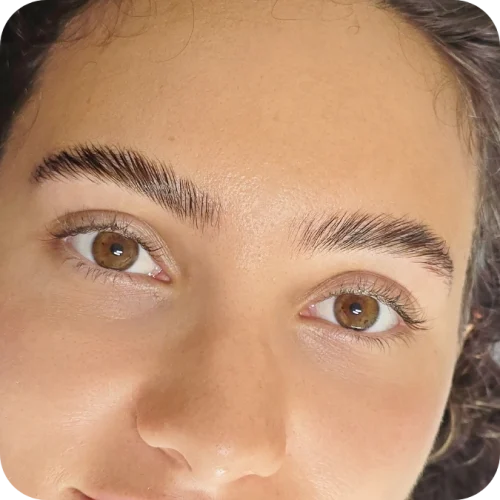 Laminación de cejas en Playa del Carmen para cejas más gruesas y definidas.