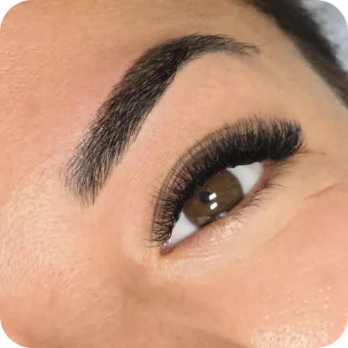 Cejas con un acabado sombreado y natural tras un Powderbrows en Playa del Carmen